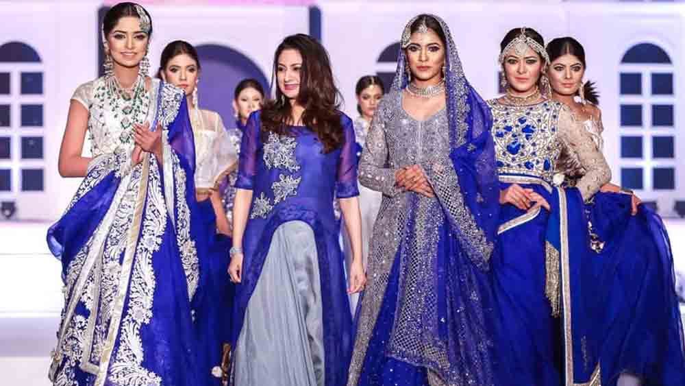 দেশের মঞ্চের পাশাপাশি বিদেশেও নিজের তৈরি পোশাকের শো করেছেন সারা। তবে শুধুমাত্র কনের সাজপোশাকই বা শাড়িই নয়। সম্প্রতি জ্যাকেট, টিউনিক বা কামিজেও মন দিয়েছেন। স্টাইল আর নয়া ধাঁচের মেলবন্ধনে তাতেও নিজস্ব ছাপ রাখছেন সারা করিম।