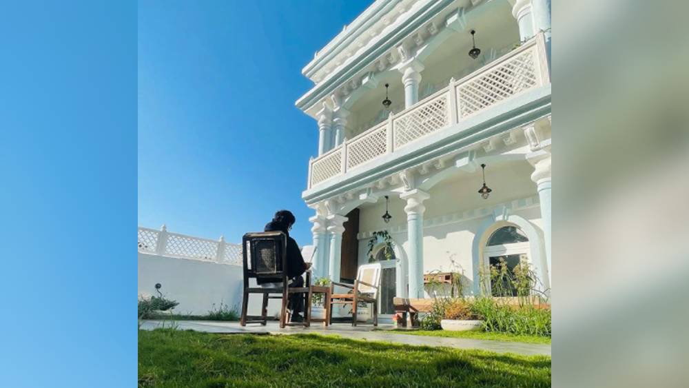 নওয়াজের বাড়ির যে ছবি প্রকাশ্যে এসেছে, তাতে দেখা যাচ্ছে বাড়িতে ধবধবে সাদা পাথরের কারুকাজ। প্রাসাদ বানাতে শ্বেতপাথর ব্যবহার করেছেন অভিনেতা।