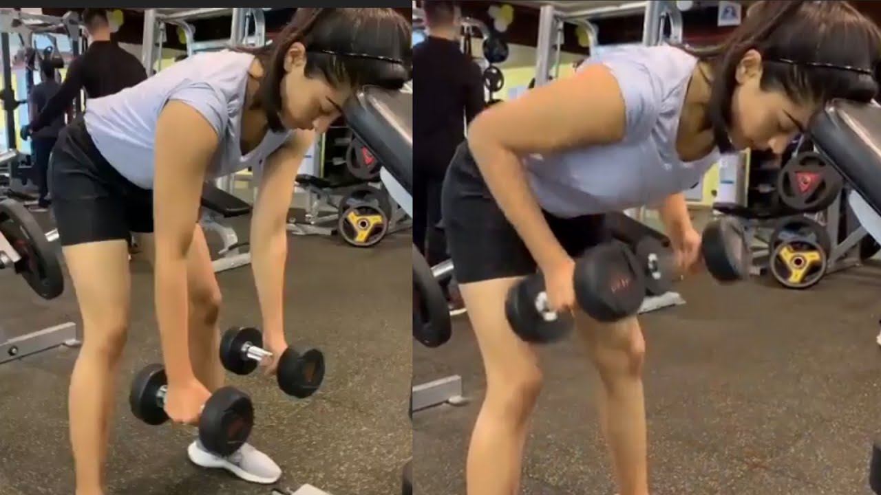 কখনও কখনও ল্যান্ডমাইন ডেডলিফট, বেঞ্চ পুশ আপ, ইসোমেট্রিক পুশ আপ, ওয়েট প্লেট পুশ আপও করে থাকেন অভিনেত্রী। আট থেকে দশবার এই ব্যায়ামগুলি করার পাশাপাশি ডাম্বেলও তোলেন তিনি। ডাম্বেলের সঙ্গে স্ন্যাচ, পুশ প্রেস, আপরাইট রো, বেন্ট ওভার রো-ও করে থাকেন।