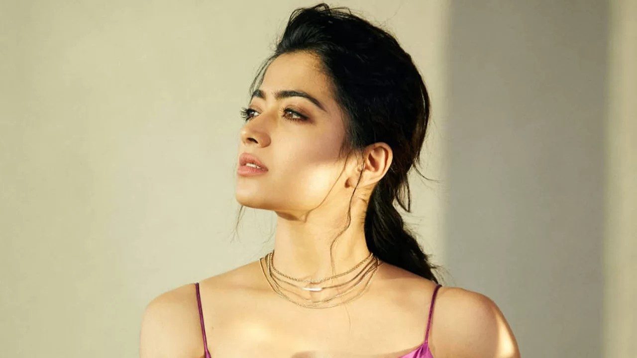 অন্য সব কাজ ভুলে গেলেও বার বার জল খেতে কিন্তু কখনও ভোলেন না। আর রাতে হালকা সব্জির স্যুপ অথবা কোনও একটি পছন্দের ফল খেয়ে থাকেন।