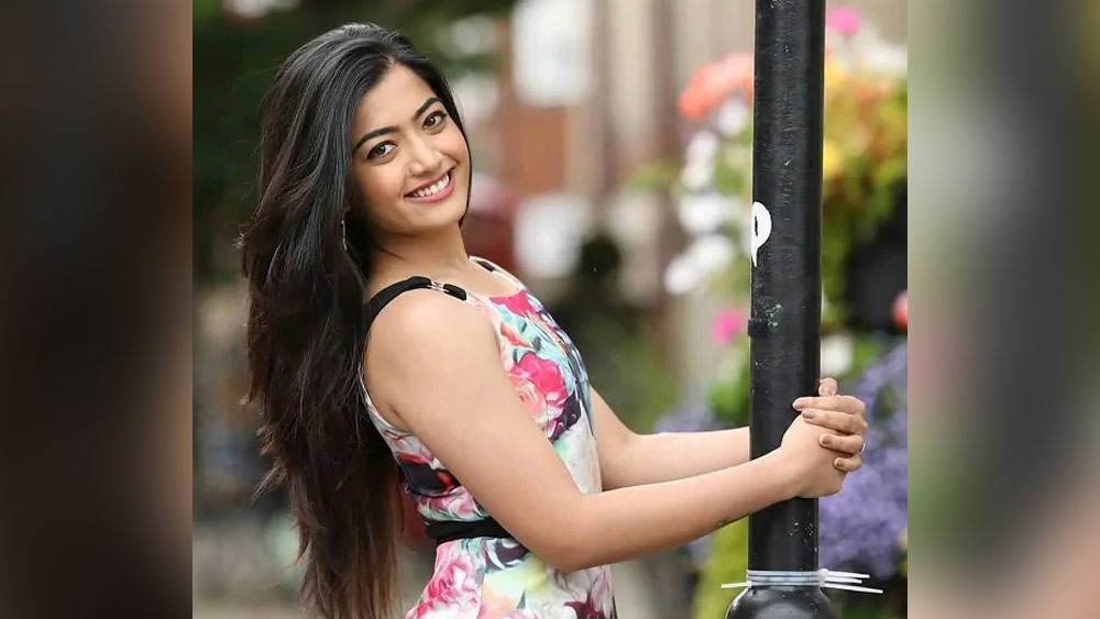 বাজার চলতি প্রসাধনীর পরিবর্তে প্রাকৃতিক উপায়ে রূপচর্চা করতের বেশি উৎসাহী তিনি। তাই সময় পেলেই চুলের যত্নে মাঝেমাঝে তেলও লাগান নায়িকা।