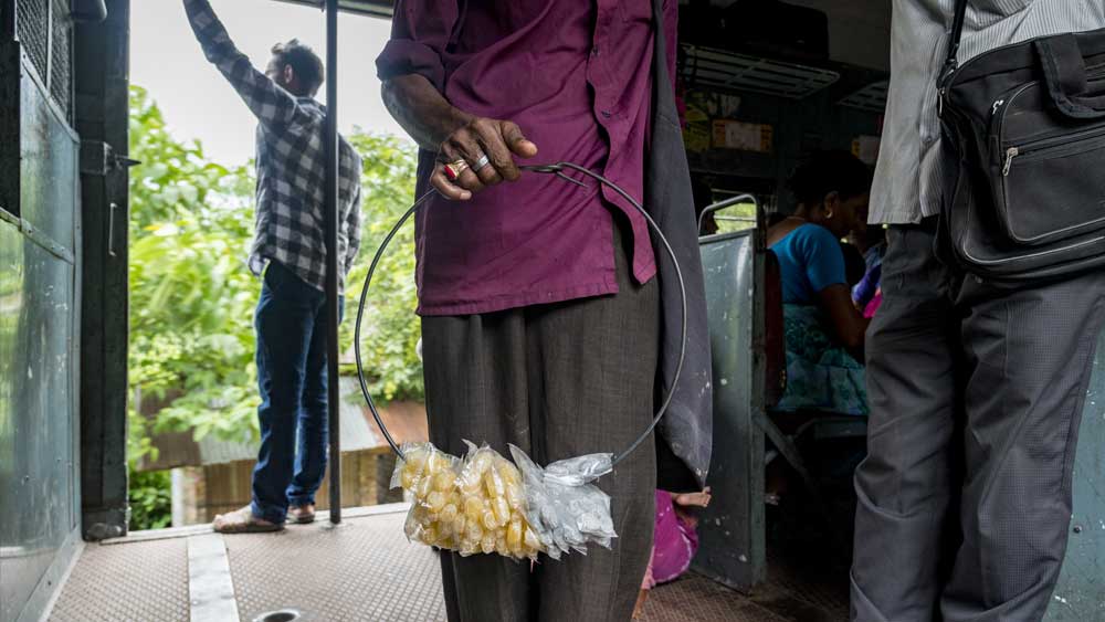 খাবার থেকে ওষুধ। ট্রেন মানে সব পেয়েছির বাজার।