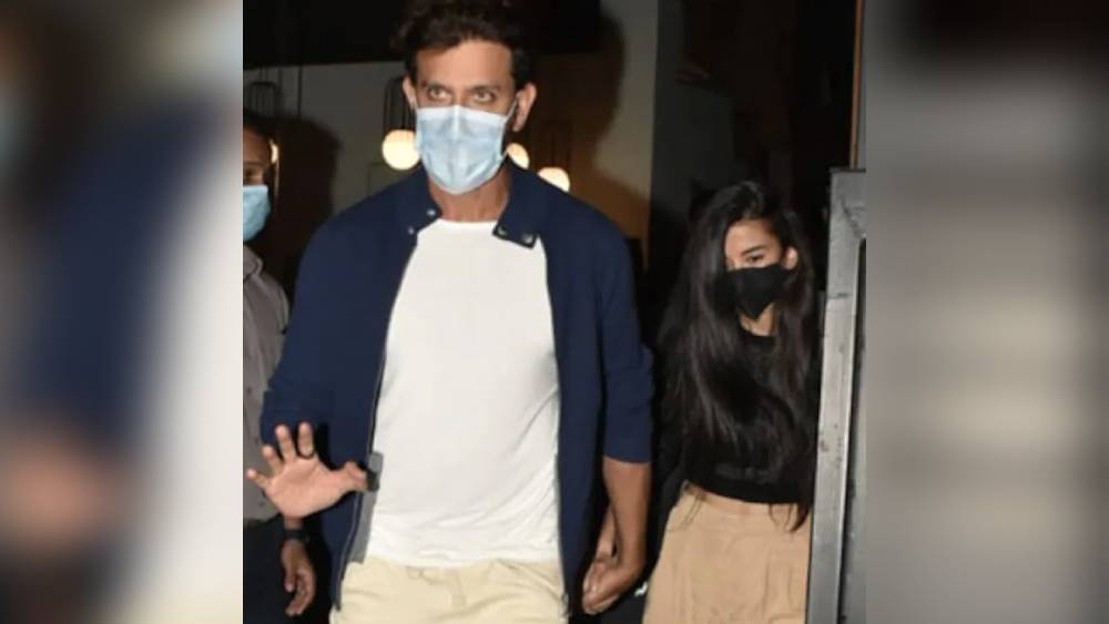 ঈশ্বরের হাত বলে কথা। না একটু ভুল হল, গ্রিক দেবতার হাত বলে কথা। সেই হাত ধরে হাঁটছেন মাস্ক পরিহিত, আপাত সাদাসিধে চেহারার ছিপছিপে গড়নের এক তরুণী।