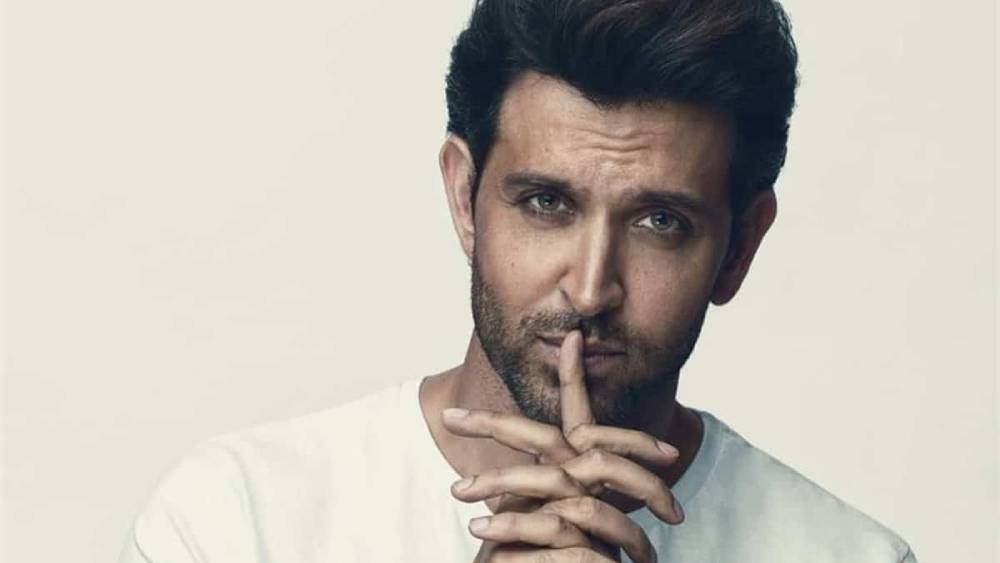 শুক্রবার রাত থেকে সেই দৃশ্যের একখানি ভিডিয়ো ছড়িয়েছে। দানা বেঁধেছে কৌতূহল। কারণ ভিডিয়োয় যাঁকে দেখা যাচ্ছে তিনি হৃতিক রোশন। বলিউডের অভিনেতাদের মধ্যে যিনি সুপুরুষতম বলে গণ্য হন এবং গত বেশ কয়েক বছর ধরেই যিনি ‘একা’। আর যিনি কখনও মাস্ক কখনও বা হৃতিকের কাঁধের আড়ালে মুখ লুকোচ্ছিলেন তাঁকে অনেকেই চেনেন না।