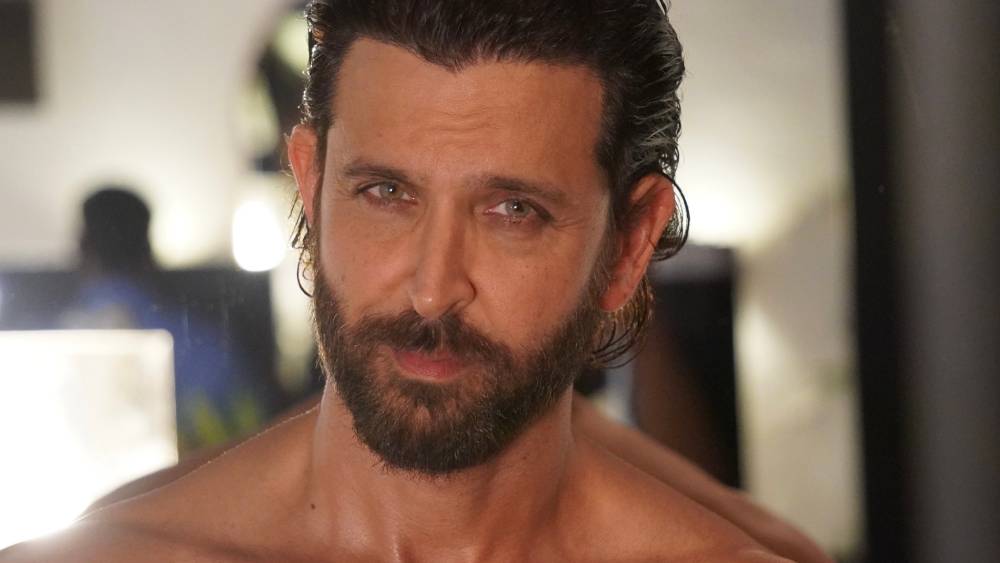 সেই হৃতিক, যাকে বলিউড এবং ভক্তরা গ্রিক দেবতা জ্ঞানে পুজো করে, আট বছর পর হঠাৎই এক তরুণীর হাত ধরে প্রকাশ্যে। স্বাভাবিক ভাবেই বলিউড তথা গোটা ভারতের বিনোদন জগতের একটাই প্রশ্ন ছিল— কে এই রহস্যময়ী? সে প্রশ্নের জবাব মিলেছে।