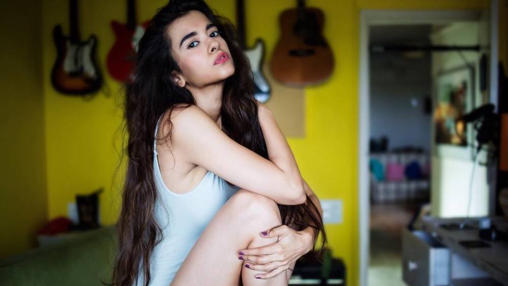 নাম সাবা আজাদ। পঞ্জাবের এই কন্যা একজন শিল্পী। একাধারে তিনি অভিনেতা। আবার পেশাদার গায়িকাও।