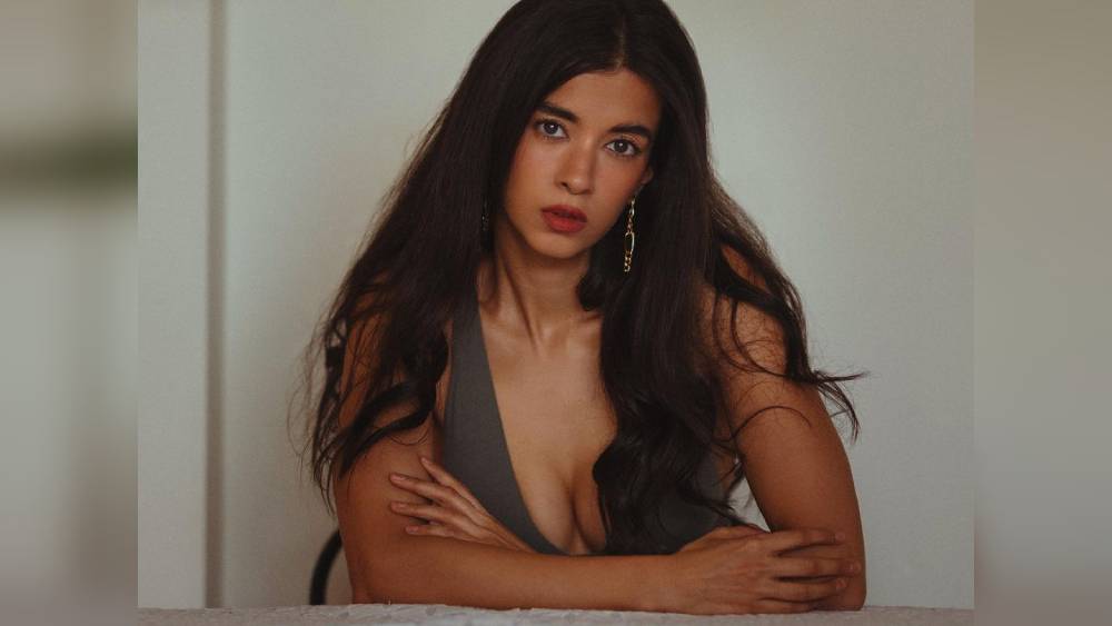 দিল্লিতে জন্ম। পড়াশোনা সেখানেই। অনেক পরে অভিনয় সূত্রেই মুম্বইয়ে আসেন সাবা।