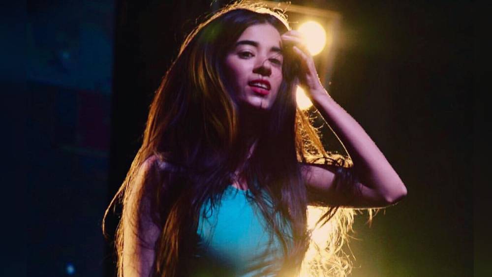 তবে বলিউডে কম দেখা গেলেও থিয়েটার এবং মঞ্চে নিয়মিত হাজির থেকেছেন সাবা। গান বেঁধেছেন, গান গেয়েছেন। দেশের বিভিন্ন শহরে অনুষ্ঠান করেছে তাঁর দুই সদস্যের ইলেকট্রনিক মিউজিক ব্যান্ড ‘ম্যাডবয় মিঙ্ক’।