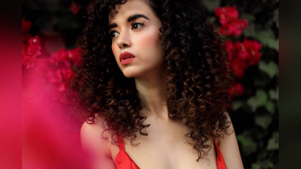 খুব ছোটবেলা থেকেই হাবিব তনবীর, এমকে রায়না, জিপি দেশপাণ্ডের মতো অভিনেতার সঙ্গে অভিনয় করেছেন সাবা। পরে প্রচুর স্বল্পদৈর্ঘের ছবিতে মূল চরিত্রেও অভিনয় করেছেন।