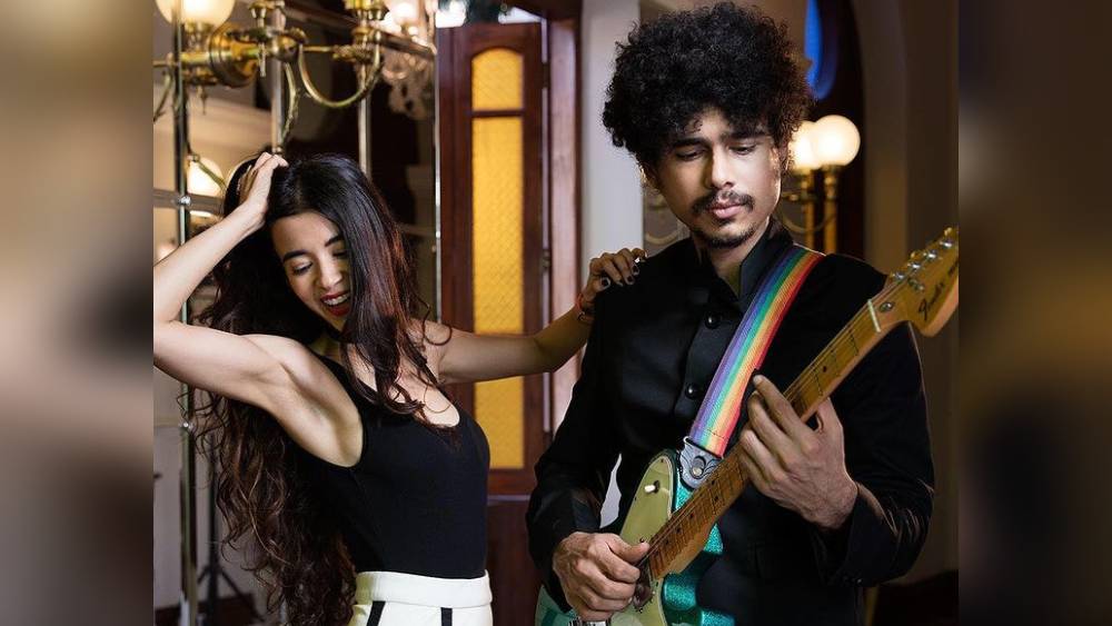 নাসিরুদ্দিন শাহ এবং রত্না পাঠক শাহের পুত্র ইমাদ শাহের সঙ্গে দীর্ঘদিন সম্পর্কে ছিলেন সাবা। ইমাদই সাবার ব্যান্ডের দ্বিতীয় সদস্যও। তবে সেই সম্পর্ক ভেঙে যায় বছর কয়েক আগে।