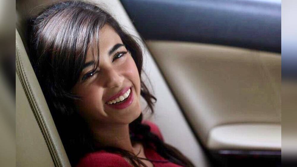  হৃতিকের সঙ্গে তাঁর সম্পর্ক প্রসঙ্গে অভিনেতার এক ঘনিষ্ঠ একটি সর্বভারতীয় সংবাদমাধ্যমকে জানিয়েছেন, ‘‘দুগ্গু (হৃতিকের ডাক নাম) ওর ব্যক্তিগত জীবনকে আড়ালে রাখতেই ভালবাসে। ওই অভিনেত্রীর সঙ্গে বেশ কিছুদিন ধরেই সম্পর্কে রয়েছে ও। তবে আপাতত এ নিয়ে দু’জনের কারেও তেমন তাড়াহুড়ো নেই। দু’জনেই এই সম্পর্ককে আরও সময় দিয়ে ধীরে ধীরে এগনোর পক্ষপাতী।