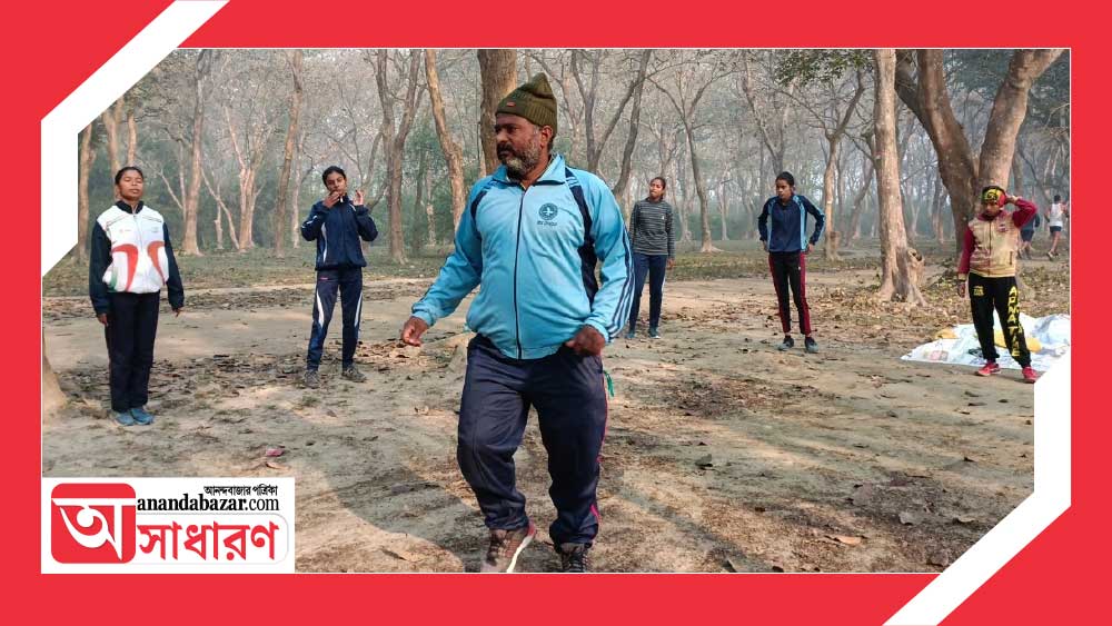 সাফল্যের আলোর তলায় অভাব আর আশঙ্কার অন্ধকারও ঘাপটি মেরে আছে সঞ্জিতের জীবনে।