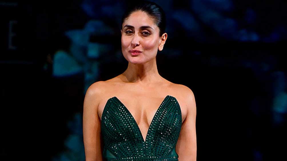 বছরের সব চেয়ে সফল ছবি দিয়ে কেরিয়ার শুরু করতে চলেছিলেন। কিন্তু শেষমেশ যে ছবিতে হাতেখড়ি হল, তা বক্স অফিসে গেল ডুবে! বলিউডে নবাগতা তারকা-সন্তানের ভবিষ্যৎ নিয়ে উঠতে থাকল প্রশ্ন।