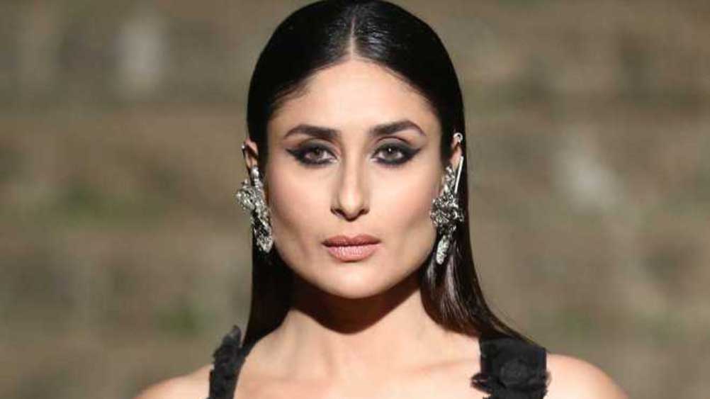 নতুন নায়ক-নায়িকাকে নিয়ে কাজ এগোচ্ছিল দিব্যি। কিন্তু নির্মাতাদের সঙ্গে মতপার্থক্যের কারণে আচমকাই ছবি থেকে সরে আসেন করিনা। মাঝপথে শ্যুট বন্ধ করে নারাজ রাকেশ খুঁজে নেন নতুন মুখ। 