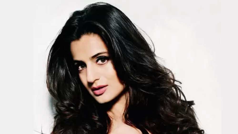 তিনি বললেন, “আমার কোনও শত্রু নেই। করিনাকে কিছু গান এবং ছবিতে খুব ভাল লেগেছে। অসাধারণ অভিনয় করে। এমনকি আমি আমার বন্ধুদের কাছেও ওর প্রশংসা করি। বলি, কী দারুণ কাজ করে ও!”