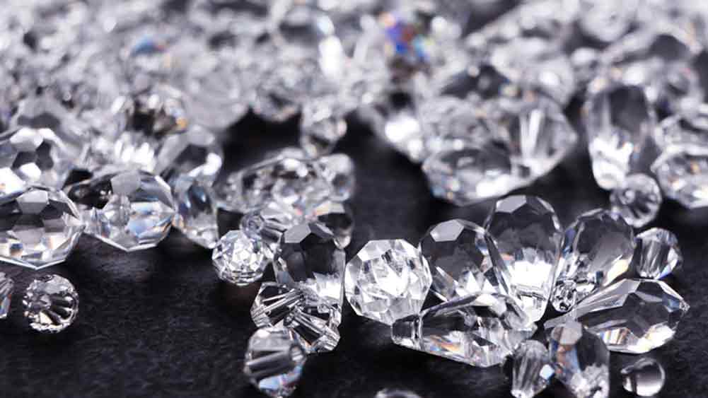 কড়া নিরাপত্তাকে বুড়ো আঙুল দেখিয়ে লুঠ হল কিছু দুষ্প্রাপ্য হিরের গয়না। কেমন ছিল সেই লুঠের প্রস্তুতি? কী ভাবেই বা কষা হয়েছিল পালানোর ছক? বাস্তবের এই লুঠ ‘মানি হাইস্ট’-এর মতো ওয়েব সিরিজের যে কোনও থ্রিলারকে হার মানাবে।