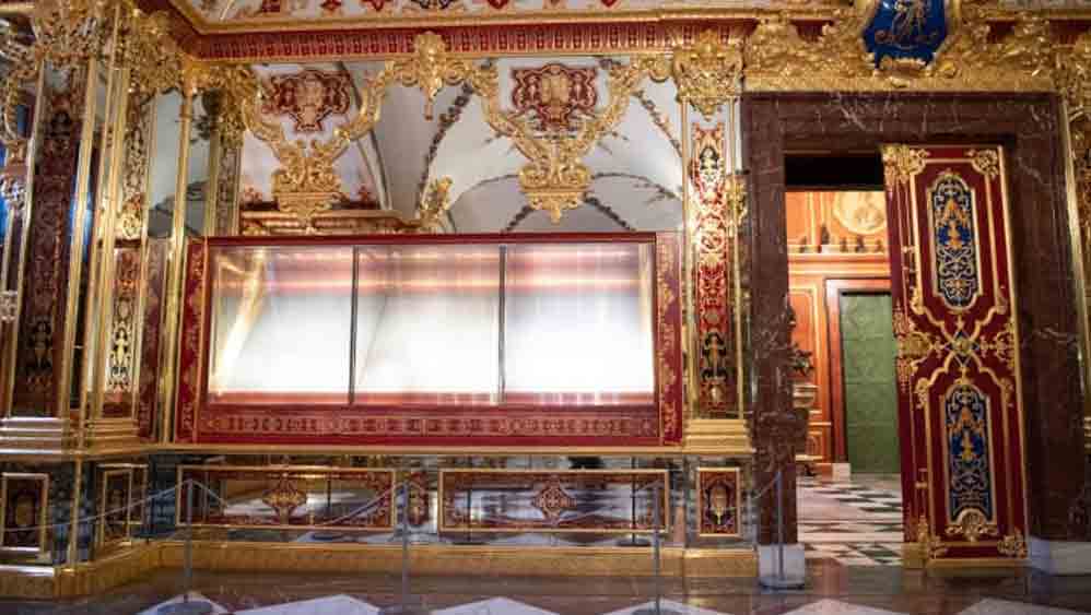 বহু মূল্য ভল্ট থেকে চার হাজারেরও বেশি গয়না সরাতে মুখোশ পরা দুই চোরের সময় লেগেছিল মাত্র কয়েক মিনিট! দলে মোট আট সদস্য ছিলেন। 