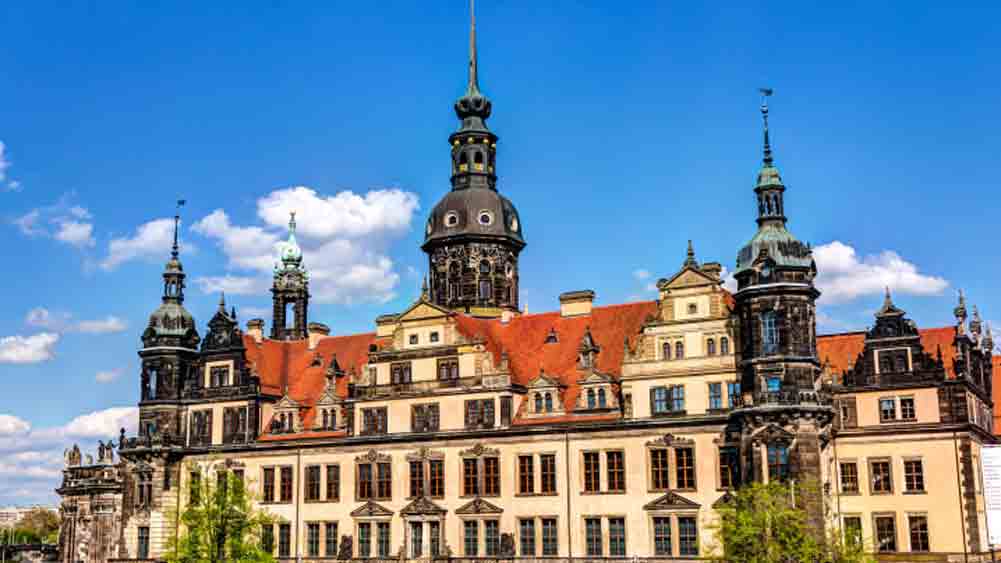 চুরির কয়েক দিন আগেই ড্রেসডেন ক্যাসেলের জানলার শিক ভেঙে ফেলে দুষ্কৃতীরা। ভাঙা শিক আঠার সাহায্যে জোড়া লাগানো হয়। যাতে বাইরে থেকে না বোঝা যায়। এর পর সঠিক সময় অপেক্ষা করতে থাকেন চোরেরা।