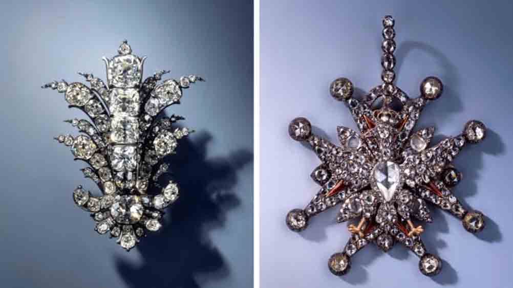 কুঠারের আঘাতে কাচের দেওয়াল ভাঙার পরেই এই রত্নসম্ভারের নাগাল পান দুষ্কৃতীরা। 