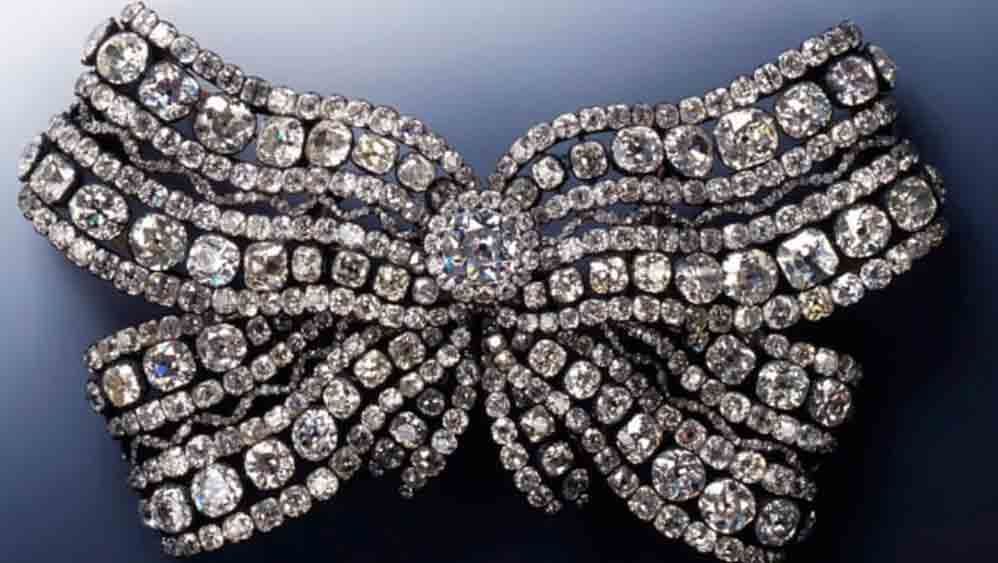 প্রশাসন এবং ড্রেসডেন ক্যাসেল কর্তৃপক্ষ আগের দিন রাতে সিকিউরিটি অ্যালার্ম বন্ধ হয়ে যাওয়ার দাবি করলেও অ্যালার্ম বন্ধের কারণ নিয়ে রয়েছে বিস্তর প্রশ্ন ও ধোঁয়াশা।