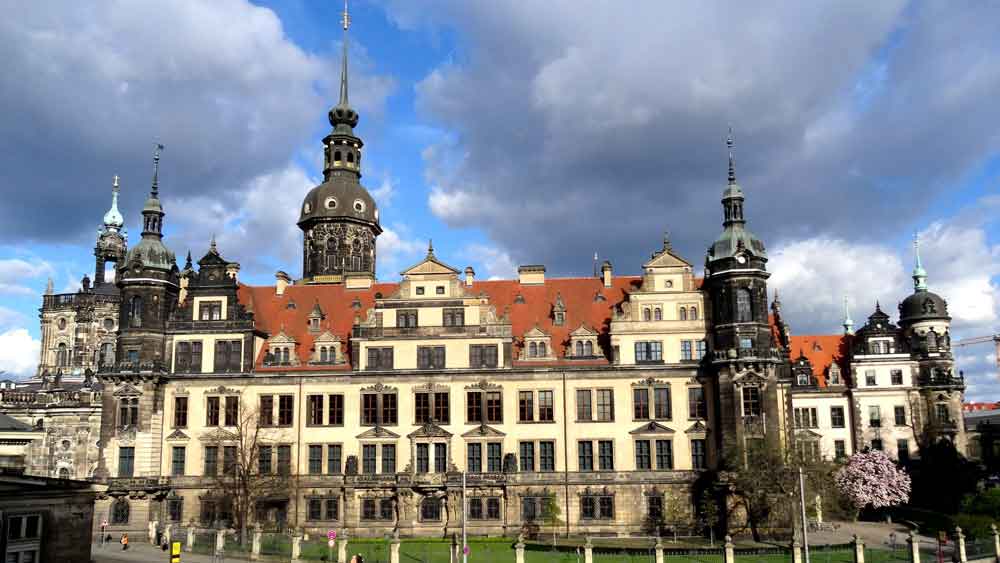 নিরাপত্তা বিশেষজ্ঞদের মতে, অন্তর্ঘাত ছাড়া ড্রেসডেন ক্যাসেলের উন্নত আধুনিক নিরাপত্তা ব্যবস্থাকে ফাঁকি দেওয়া বাস্তবে সম্ভব নয়।