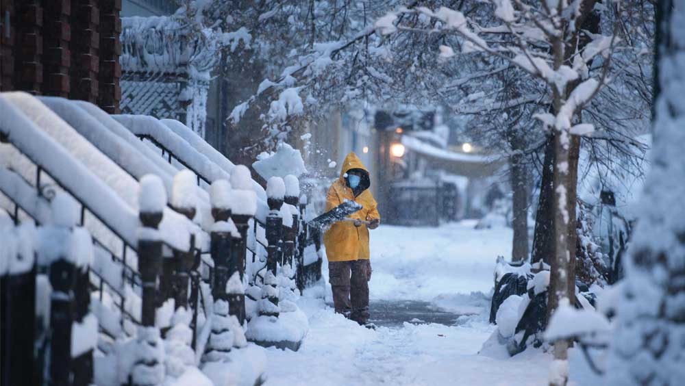 ঘূর্ণিঝড়ের গতিতে বইছে হাওয়া। আর তাতে গতি পাচ্ছে তুষার-তাণ্ডব!  জায়গায় জায়গায় বরফের স্তূপ। যে দিকে চোখ যায় শুধু সাদা রং। সঙ্গে মত্ত ঠান্ডা হাওয়া। এটাই এখন আমেরিকার বিভিন্ন প্রদেশের ছবি।