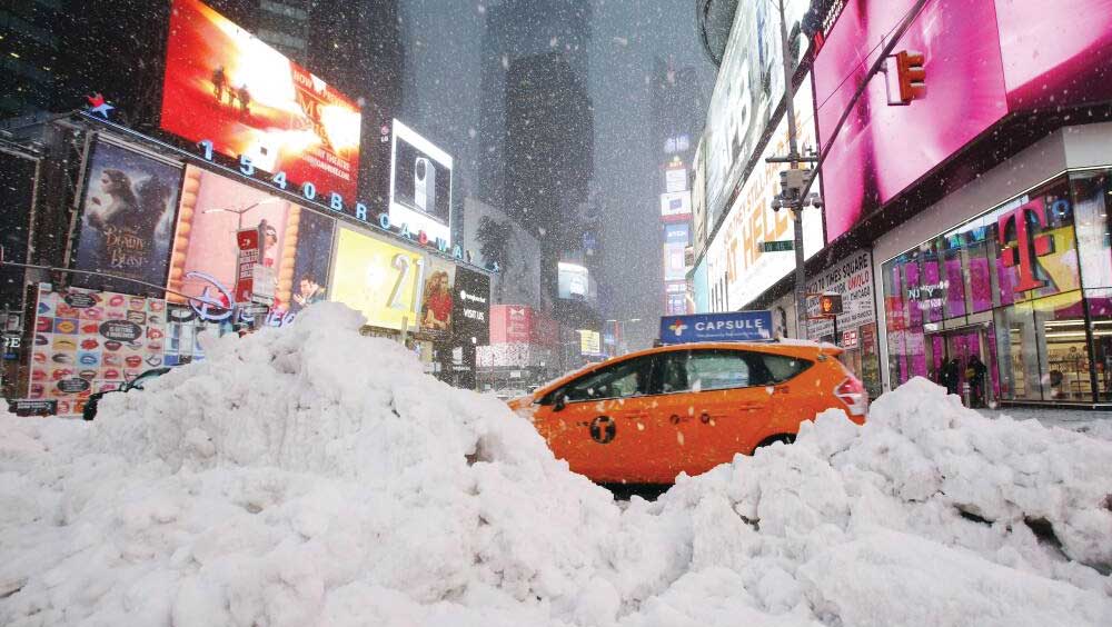 ‘বম্ব সাইক্লোন’— প্রাকৃতিক বিপর্যয়টিকে এই নামেই অভিহিত করছেন আবহবিদেরা। যার সাক্ষী থাকলেন আমেরিকার পূর্বাঞ্চলীয় প্রদেশগুলির কমপক্ষে সাত কোটি বাসিন্দা।