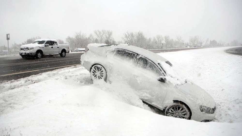 আমেরিকার হাওয়া অফিস ‘ন্যাশনাল ওয়েদার সার্ভিস’ (এনডব্লিউএস) জানাচ্ছে, প্রায় দু’ ফুটের উপর বরফ জমে রয়েছে বিভিন্ন জায়গায়। তা ছাড়া শীতল থেকে শীতলতর হাওয়ার পূর্বাভাস বোস্টন, ম্যাসাচুসেটস, নিউ ইয়র্ক ইত্যাদি বিভিন্ন এলাকায়। 