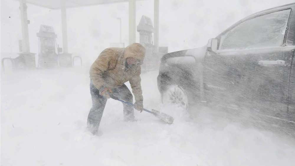 গাছপালা, রাস্তা, রাস্তার পাশে দাঁড়ানো গাড়ি— সবই সাদা বরফে ঢাকা। পাল্লা দিয়ে চলছে তীব্র শৈত্যপ্রবাহ। কাঁপছেন মানুষ।  