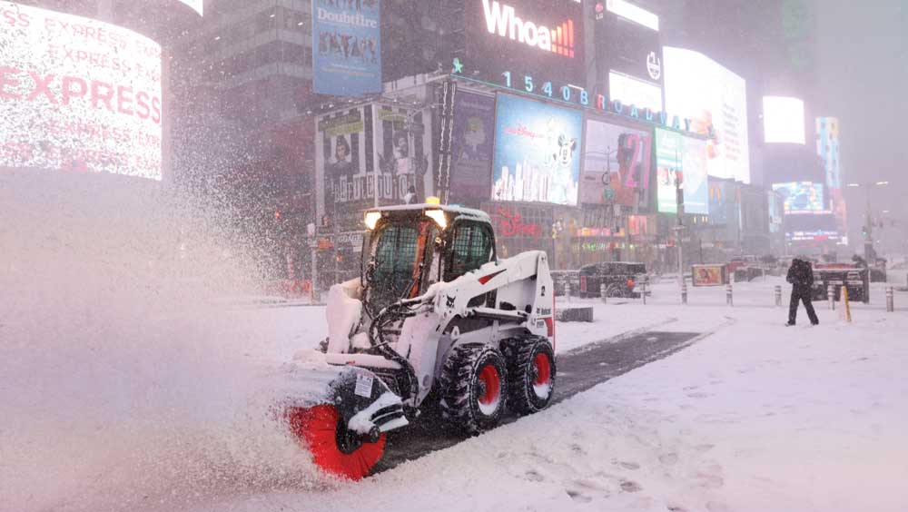 রবিবার প্রবল ঠান্ডা হাওয়া আর তুষার ঝড়ে শুধু ম্যাসাচুসেটসেই হাজার হাজার বাড়ি বিদ্যুৎবিহীন হয়ে পড়ে। 