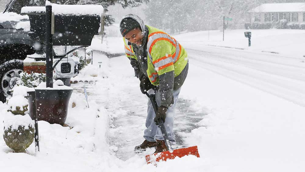 বস্টন থেকে নিউ ইয়র্ক সর্বত্রই— প্রায় একই ছবি। আমেরিকার হাওয়া অফিস এনডব্লিউএস জানিয়েছে, ‘বম্ব সাইক্লোন’- এ খারাপ হচ্ছে আবহাওয়া, আশঙ্কা আরও বড় তুষার ঝড়ের। 