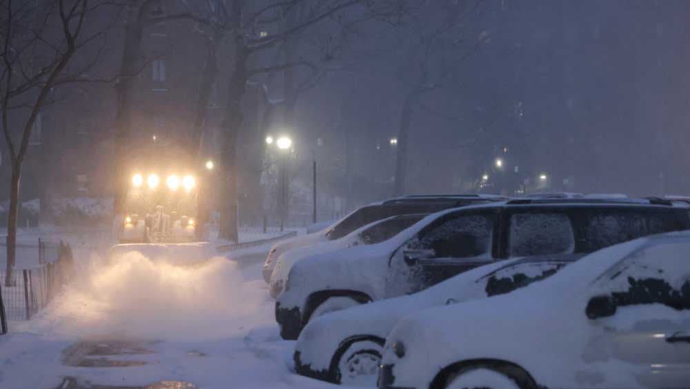 হাওয়া অফিসের সতর্কতা, তাপমাত্রা আরও নীচে নামবে। ঠান্ডায় তীব্র সমস্যায় পড়েছেন মানুষজন। তার মধ্যে বিদ্যুৎ বিভ্রাট। এই পরিস্থিতিতে ‘ওয়ার্মিং সেন্টার’- এ নিয়ে যাওয়া হচ্ছে। খুলে দেওয়া হচ্ছে বিভিন্ন আশ্রয় শিবির। 