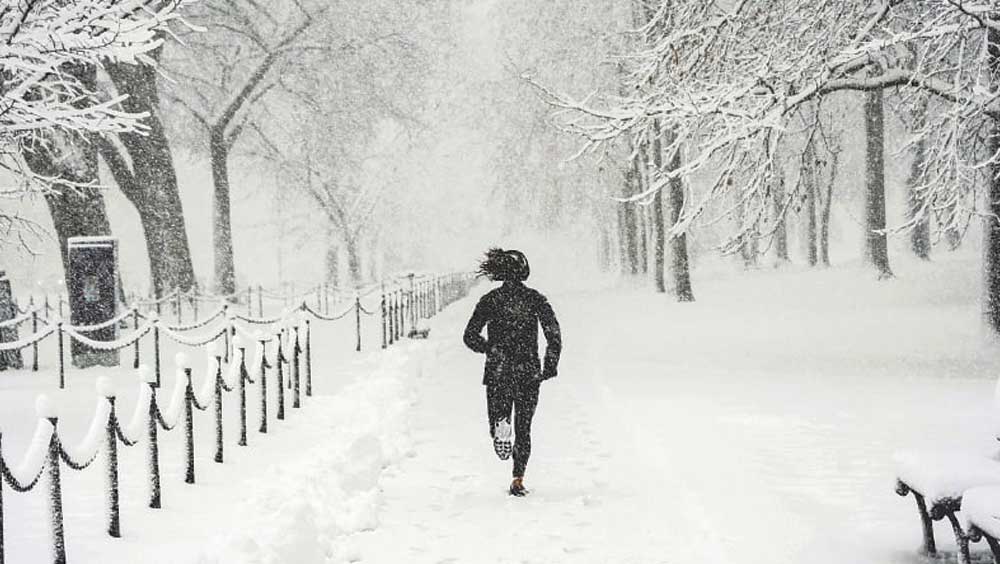তিনি আরও জানান, রাস্তায় বরফ সরানোর কাজে ইতিমধ্যে নেমে পড়েছেন কর্মীরা। পরিবহণ দফতর চেষ্টা করছে কী ভাবে অন্তত ন্যূনতম যাতায়াতের পথ বের করা যায়।
