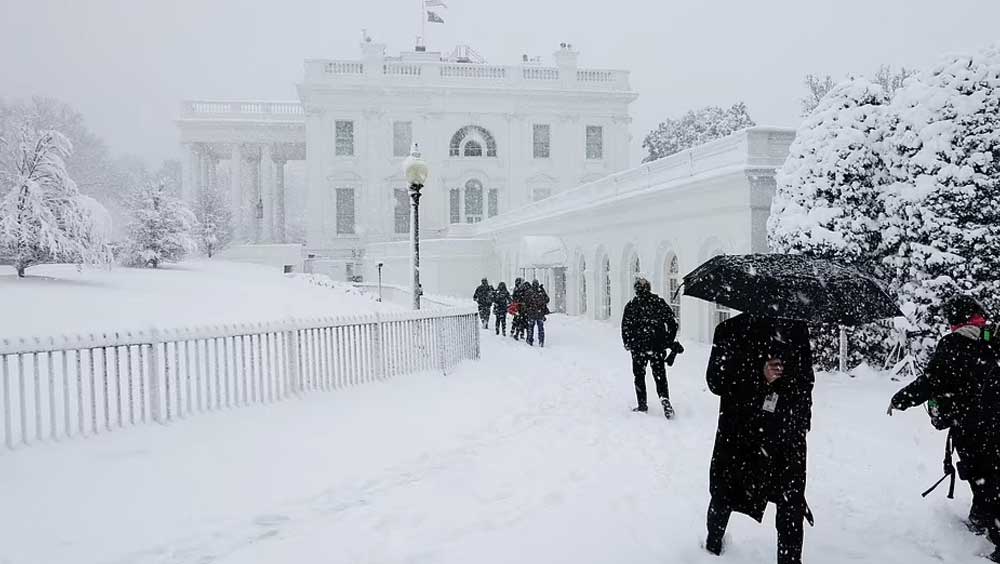 আবহাওয়া পরিস্থিতির তাৎপর্য বিবেচনা করে নিউ ইয়র্ক এবং নিউ জার্সিতে জরুরি অবস্থা জারি করা হয়েছে। এ সময়ে বিপর্যস্ত এলাকার বাসিন্দাদের খুব প্রয়োজন ছাড়া বাড়ির বাইরে পা না-রাখার আবেদন জানিয়েছে প্রশাসন।
