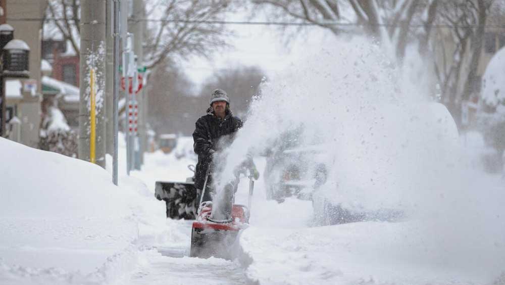 প্রশাসন জানাচ্ছে, গত কয়েক বছরে এমন তুষার ঝড় হয়নি। শুধু শনিবারই প্রায় সাড়ে তিন হাজার উড়ান বাতিল করা হয়। রবিবার আরও এক হাজার উড়ান বাতিল করা হয়েছে। সোমবার আরও এক হাজার। তিন দিনে মোট পাঁচ হাজার বিমান বাতিল করা হয়েছে। 