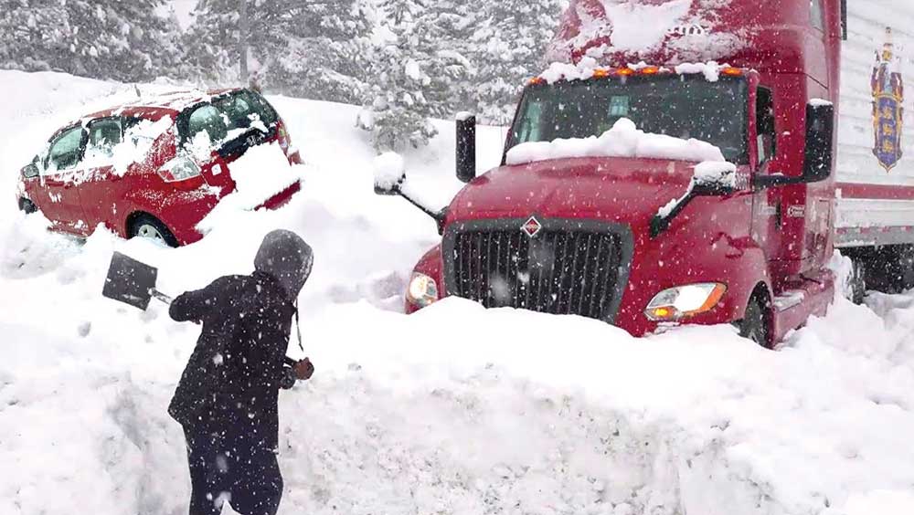 অন্য দিকে, লং আইল্যান্ডে গাড়ির ভিতরে বরফজমা অবস্থায় এক মহিলার মৃতদেহ উদ্ধারের খবর দিয়েছে প্রশাসন। টাইমস স্কোয়ারের অবস্থাও একই রকম।