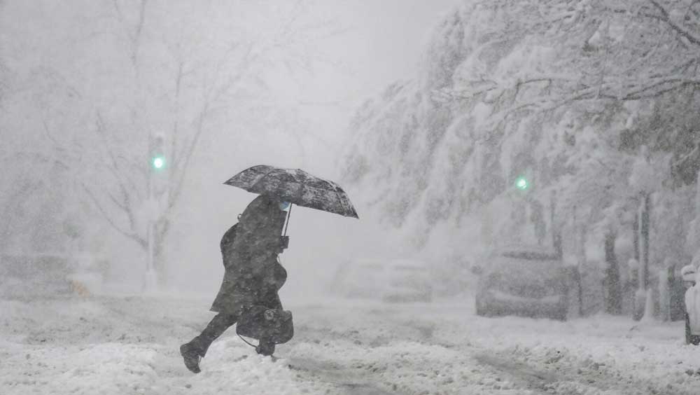 নিউ ইয়র্কের গভর্নর ক্যাথি হোচুল বলেন, ‘‘বিপর্যয় এখনও কাটেনি। শনিবারের পর অতি ভয়ঙ্কর রূপ নিতে পারে ঝড়।’’ শহরবাসীর উদ্দেশে তাঁর বার্তা, ‘‘দয়া করে বাড়িতেই থাকুন। খুব প্রয়োজন ছাড়া রাস্তায় বেরবেন না। আমাদের কর্মীরা এখন রাস্তা পরিষ্কারের কাজ করছেন।’’