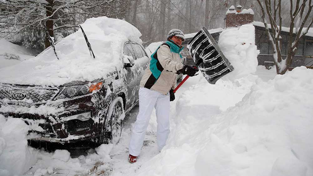 আমেরিকার আবহাওয়া দফতর জানিয়েছে, কোথাও ১০ কোথাও ৩০ মাইল প্রতি ঘণ্টা বেগে ঝড় বইছে। তার সঙ্গে তুষারপাত। ফলে পরিস্থিতি খুবই খারাপ। 