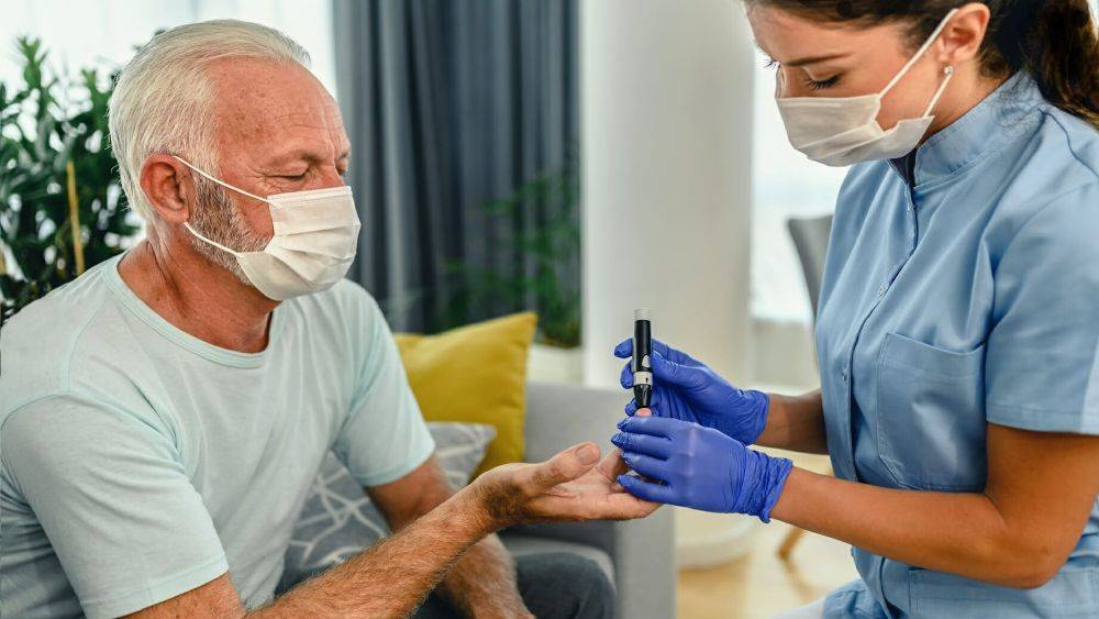 বয়স্ক এবং যাঁদের কো-মর্বিডিটি আছে, তাঁদের প্রতি বাড়তি সতর্কতা এবং সচেতনতা জরুরি। 