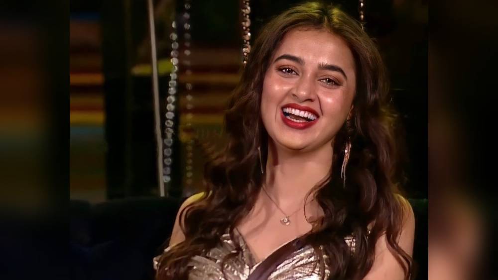 বনে থেকে বাঘের সঙ্গে লড়াইয়ে নেমেছিলেন তেজস্বী প্রকাশ! ভারতীয় টেলিভিশন এই অভিনেত্রী যে শুধু নামে নয়, মেজাজেও তেজস্বী এবং সেই তেজের প্রকাশে মোটেই রাখঢাক করেন না, তা তখনই বোঝা গিয়েছিল। কার্যক্ষেত্রে দেখা গেল বাঘা বাঘা প্রতিপক্ষকে টেক্কাও দিলেন ২৮ বছরের এই তরুণীই। বিগ বসের ১৫তম সিজনে জয়ী হয়ে ৪০ লক্ষ টাকার পুরষ্কার ঘরে নিয়ে গেলেন তিনি। 
