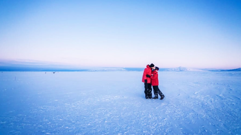 এ-ও কি সম্ভব! দুনিয়ার শেষ প্রান্তেও এত চমক লুকনো? চারপাশ বরফ-কঠিন। তবে তার মাঝেই হৃদয়ের উষ্ণতা খুঁজে পেলেন আমেরিকার এক দম্পতি। আন্টার্কটিকার ধু ধু প্রান্তে মন হারালেন নিকোল ম্যাকগ্রাথ এবং কোল হাইঞ্জের। বরফরাজ্যে কী ভাবে বাঁধা পড়লেন দু’জনায়?