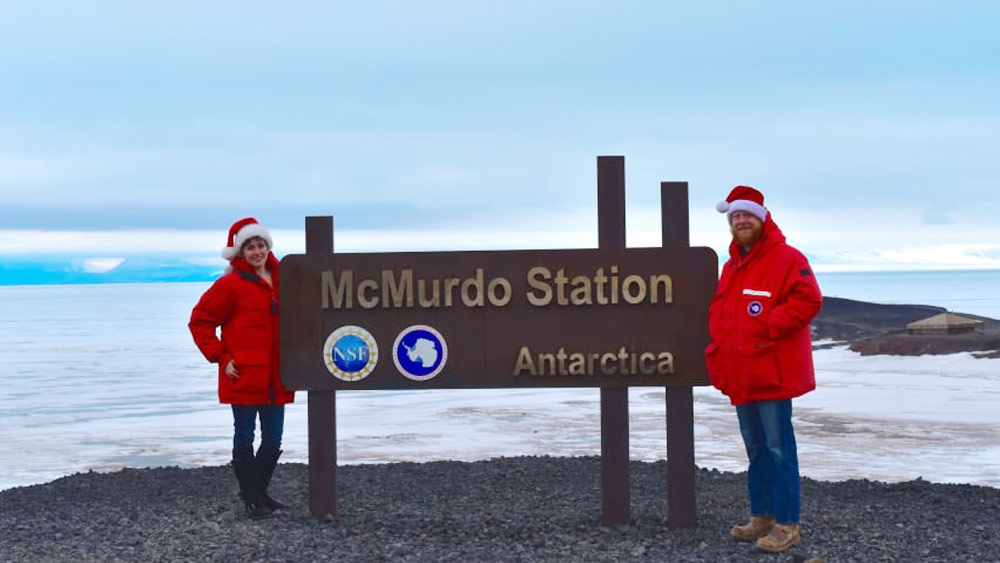কলেজের পাঠ চুকিয়ে কাজকর্মের খোঁজ করছিলেন বছর পঁচিশের নিকোল। সালটা ২০১৩। তলানিতে আমেরিকার আর্থিক অবস্থা। সে সময়েই তাঁর চোখে পড়েছিল একটি চাকরির বিজ্ঞাপন— আন্টার্কটিকার ম্যাকমার্ডো স্টেশনে কাজের জন্য লোক চাই! সঙ্গে সঙ্গে সেখানে আবেদন করে বসলেন নিকোল। কিছু দিনের মধ্যে চাকরিও পেয়ে যান।