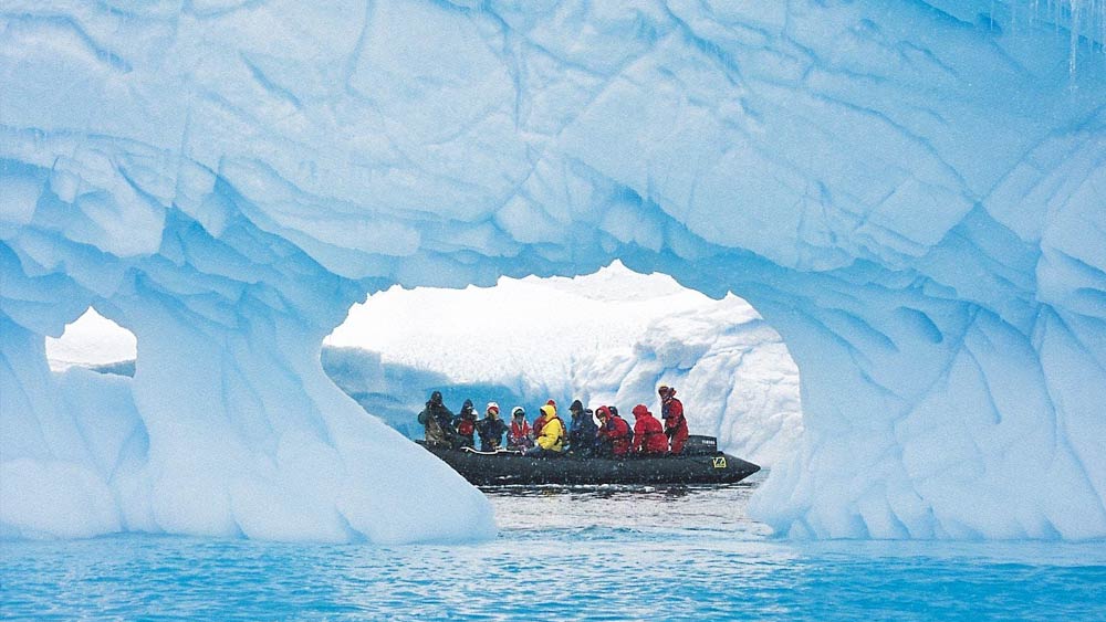 ম্যাকমার্ডো স্টেশনে নিকোলের মতো ততটা আনকোরা নন কোল হাইঞ্জ। নিকোলের মতো আনকোরাদের ট্রেনিং দেওয়ার দায়িত্ব বর্তেছিল হাইঞ্জের উপর। তাঁরাই জড়ো হয়েছিলেন স্টেশনে। দু’জনার প্রথম দেখার মুহূর্তগুলি আজও স্পষ্ট হাইঞ্জের। একঝাঁক ট্রেনিদের ভিড়েও নজর কেড়েছিলেন নিকোল। একই দশা হয়েছিল নিকোলেরও। 