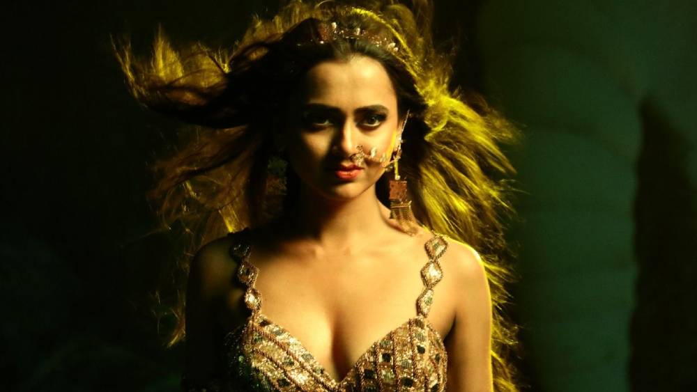 তেজস্বীর প্রশংসকেরা বলেন, এ ব্যাপারে তিনি সেই পুরনো প্রবাদে বিশ্বাসী— প্রেমে এবং যুদ্ধে কোনও কিছুই অপরাধ নয়। 