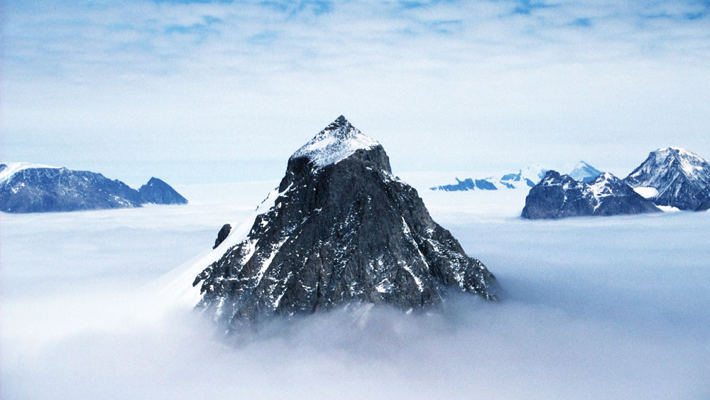 প্রথম ‘ডেট’-এ আন্টার্কটিকার অ্যাডভেঞ্চারে বেরিয়ে হাইঞ্জকে ‘হাট পয়েন্ট’ দেখতে যাওয়ার প্রস্তাব দিয়েছিলেন নিকোল। ১৯০১-০৪ সালে আন্টার্কটিকা অভিযানে যেখানে পৌঁছেছিলেন ব্রিটিশ অভিযাত্রী রবার্ট এফ স্কট। পা রেখেছিলেন ব্রিটিশ অভিযাত্রী আর্নেস্ট শেকলটনও। নিকোল বলেন, ‘‘১০০ বছর পরেও প্রায় একই রয়েছে ‘হাট পয়েন্ট’। নির্জন পরিবেশেও সমান সুন্দর।’’ সেখান থেকে বেরিয়ে কফি হাউস। গল্পে গল্পেই কেটেছে সময়। সারা দিনে বিস্তর বোর্ড গেমও খেলেছেন। এর ফাঁকে তাঁদের প্রথম চুমু!