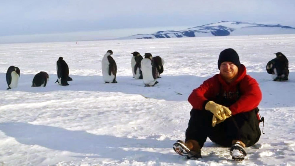 এক সময় দু’জনেরই মনে হয়েছিল, ফ্লোরিডা বা টেক্সাসের সঙ্গে আন্টার্কটিকায় প্রেমে পড়ার তফাৎ রয়েছে। নিকোল বলেন, ‘‘ম্যাকমার্ডো স্টেশনে প্রেম খুঁজে পেলে প্রেমিকের সঙ্গে সময় কাটানো মুশকিল। তার জন্য দু’জনকেই নানা উপায় খুঁজে বার করতে হত।’’ তবে তারই ফাঁকে হাইঞ্জকে স্টেক রেঁধেও খাইয়েছেন নিকোল। 