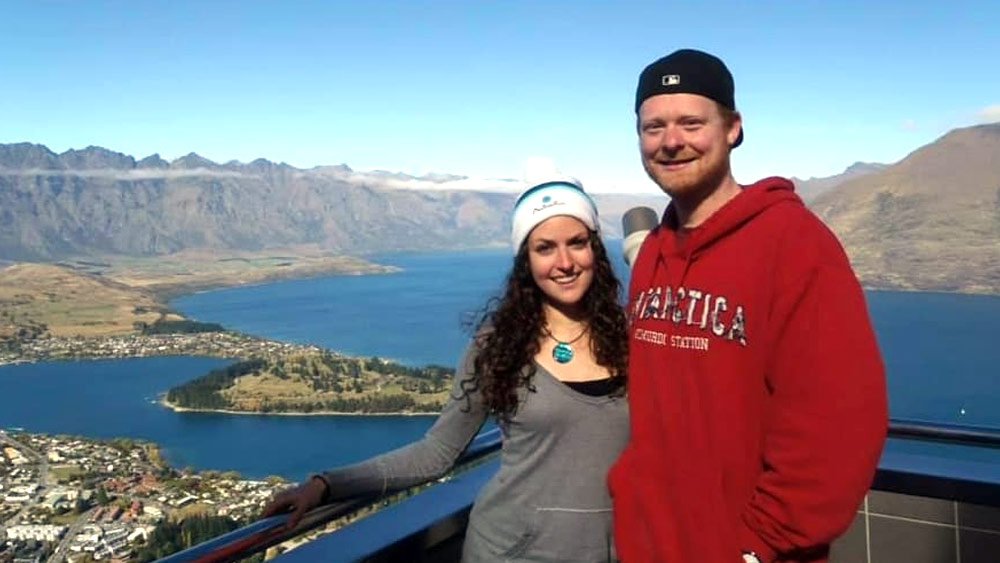 ম্যাকমার্ডো থেকে প্রতি দিনই মায়ের সঙ্গে টেলিফোনে কথা হয় নিকোলের। হাইঞ্জের সম্পর্কে মাকে কিছুই জানানো হয়নি। তবে নিকোলের মা বেশ বুঝতে পারেন— মেয়ের ‘বিশেষ’ বন্ধুত্ব গড়ে উঠেছে। নিকোলের পাঠানো প্রায় প্রতিটি ছবিতেই যে লালচে চুলের এক জন ভেসে থাকেন!