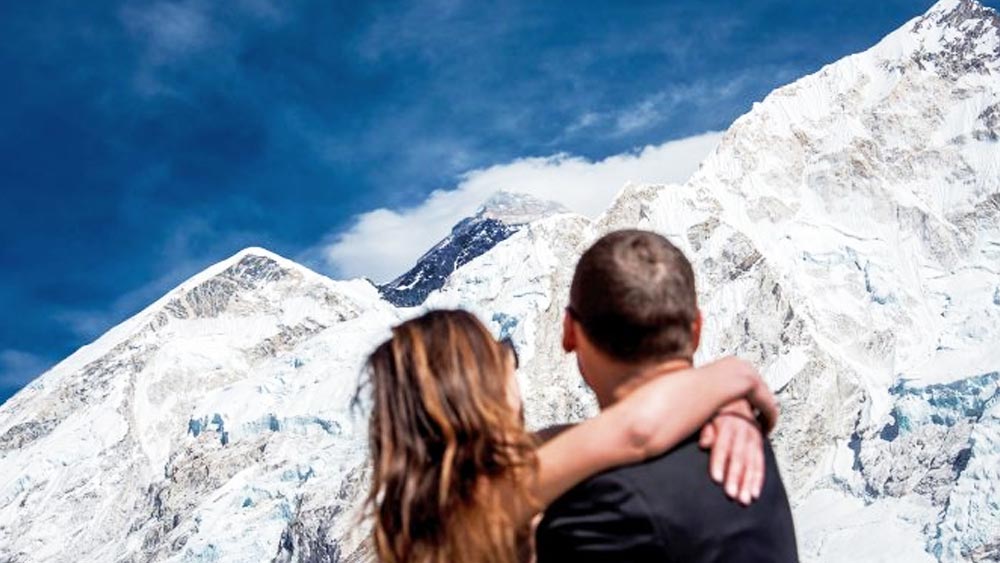 ২০১৪ সালের জানুয়ারিতে পরস্পর প্রেমের কথা উচ্চারণ করেন। কে প্রথম কাছে এসেছিলেন? তা বলা না গেলেও নিকোলই প্রথম বলেছিলেন— ‘‘ভালবাসি।’’ হাইঞ্জ বলেন, ‘‘অস্ফুটে কী যেন বলেছিল নিকোল। জিজ্ঞাসা করায় সেই তিনটে শব্দ ফের শুনিয়েছিল। এ বার একটু উঁচু স্বরে।’’ নিকোল বলেন, ‘‘এক সময় আন্টার্কটিকাকে রূপকথার মতো বলে মনে হয়।’’