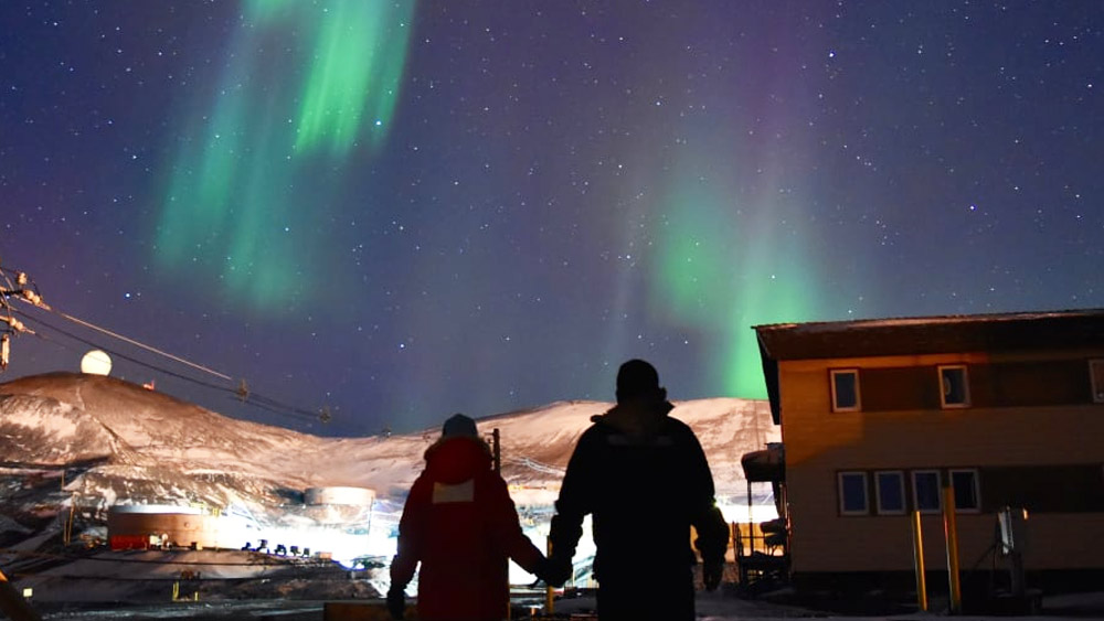 তবে দু’দিন ছাড়াছাড়ি হতেই হাইঞ্জের মনে হয়েছিল, ‘‘আর কখনও নিকোলকে দেখতে পাব না, এটা ভেবেই মনখারাপ হয়ে গিয়েছিল।’’ এর পর নিকোলের সঙ্গে নিউজিল্যান্ডের পথে যেতে রাজি হন হাইঞ্জ। নিউজিল্যান্ডে একটি ক্যাম্পার ভ্যান ভাড়া নিয়ে দু’জনে চুটিয়ে ঘোরাফেরা করেছেন। সেখান থেকেই স্কাইপি-র মাধ্যমে টেক্সাসের বাড়িতে মা-বাবার সঙ্গে নিকোলের পরিচয় করিয়ে দিয়েছেন। হাইঞ্জের মা-বাবাও তাঁদের সঙ্গে সময় কাটাতে দু’সপ্তাহের জন্য নিউজিল্যান্ডে চলে আসেন।