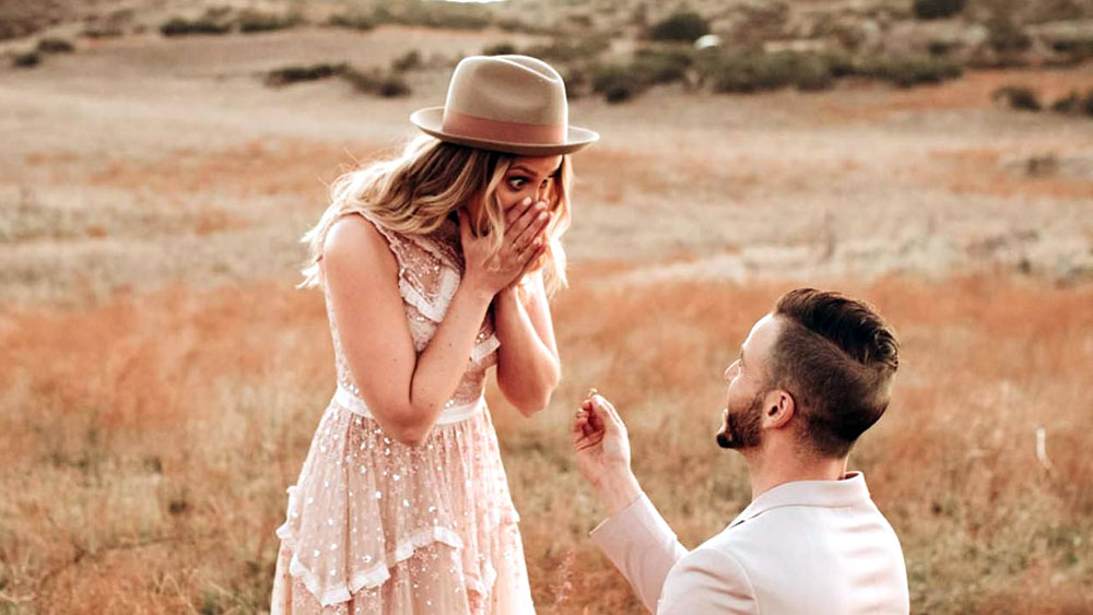 বিয়ের কথায় কিছুটা ঘাবড়ে গিয়েছিলেন নিকোল। তিনি বলেন, ‘‘জানতাম, ওকে ভালবাসি। বিয়েও করতে চাই। তবে কী ভাবে আমাদের বিয়ে টিকবে, তা নিয়ে চিন্তায় ছিলাম। দু’জনেই তো একে অপরের থেকে দূরে থাকি।’’